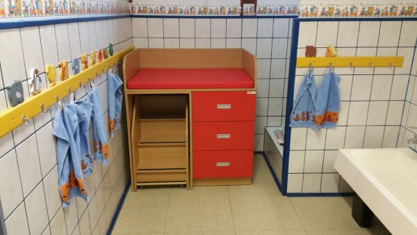 Wickelkommode Kindergarten Markt Zeitlofs - Kindergarten Markt Zeitlofs Wickelkommode-mit-3-Schueben-und-Treppen