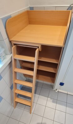 Angepasste Wickelkommode mit abnehmbare Treppe - Angepasste Wickelkommode mit Treppe