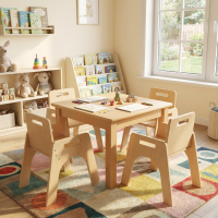 Kleinkindstuhl mit Armlehnen + 1 x Holztisch 80 x 60 cm